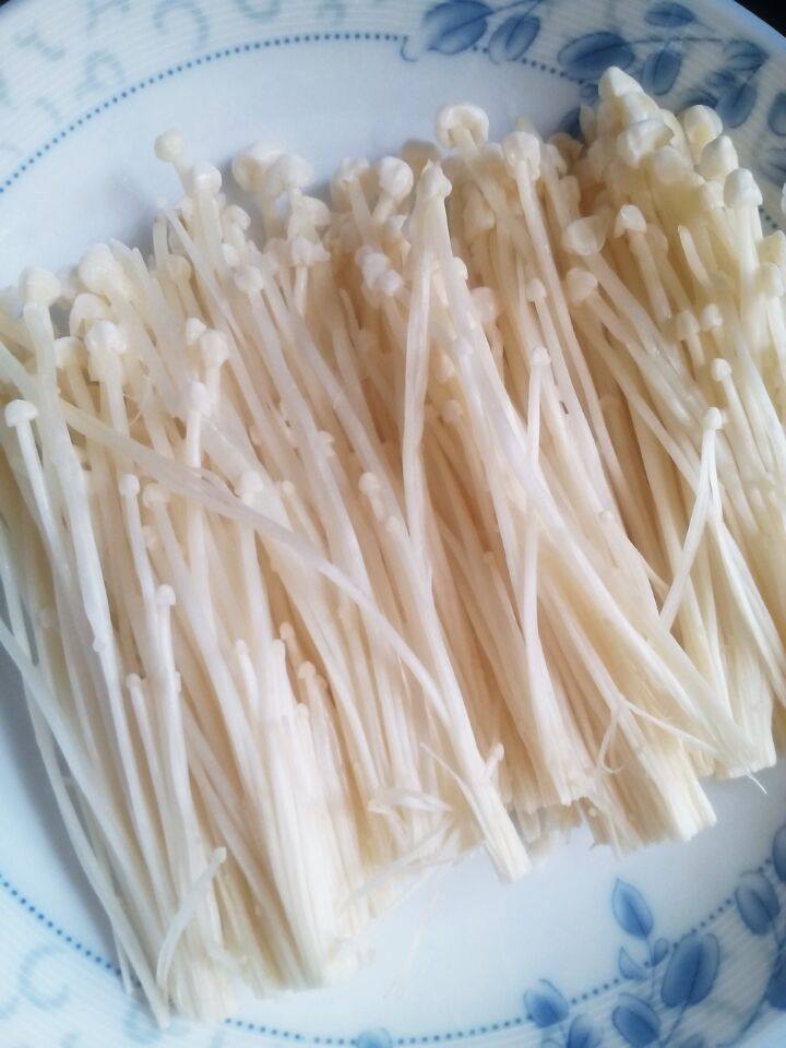烤箱五花肉卷金针菇,<a style='color:red;display:inline-block;' href='/shicai/ 234'>金针菇</a>洗净，控水。