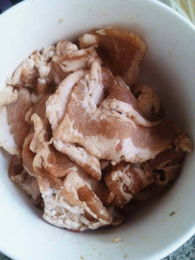 烤箱五花肉卷金针菇,<a style='color:red;display:inline-block;' href='/shicai/ 428'>五花肉</a>切片，加入适量的<a style='color:red;display:inline-block;' href='/shicai/ 12043'>花椒粉</a>，盐，姜粉，<a style='color:red;display:inline-block;' href='/shicai/ 717'>味精</a>，<a style='color:red;display:inline-block;' href='/shicai/ 718'>料酒</a>，<a style='color:red;display:inline-block;' href='/shicai/ 692'>酱油</a>，拌匀腌制10分钟左右。