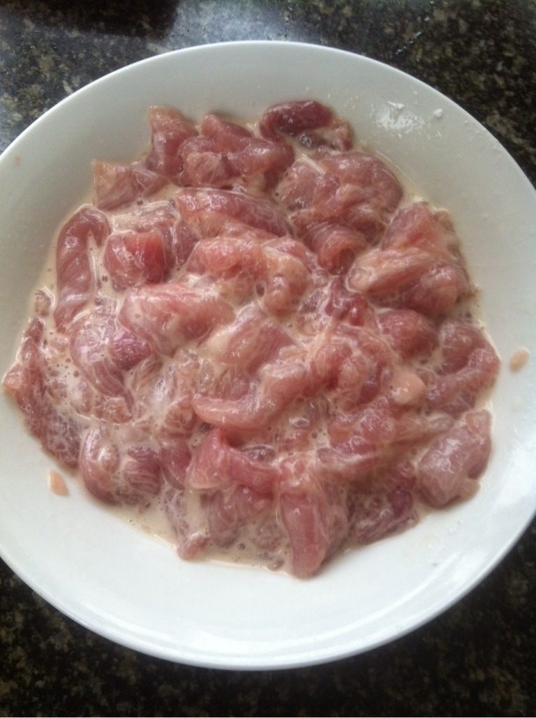 自创泰式风味水煮肉片,如图肉片放少许盐，蛋白，豆粉，等油烧热把肉放下去炒，不要炒太久，关小火，再把肉捞出备用，锅里留油。