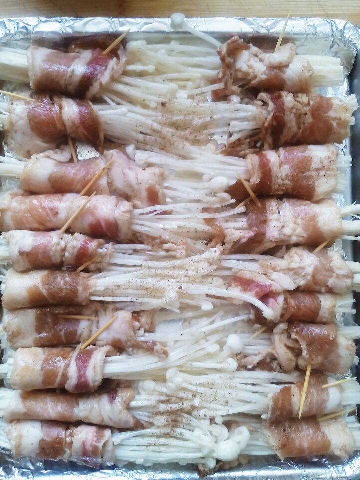 烤箱五花肉卷金针菇,腌好的五花肉卷好金针菇，烤盘上铺锡纸，刷上一成油，将五花肉卷铺好。