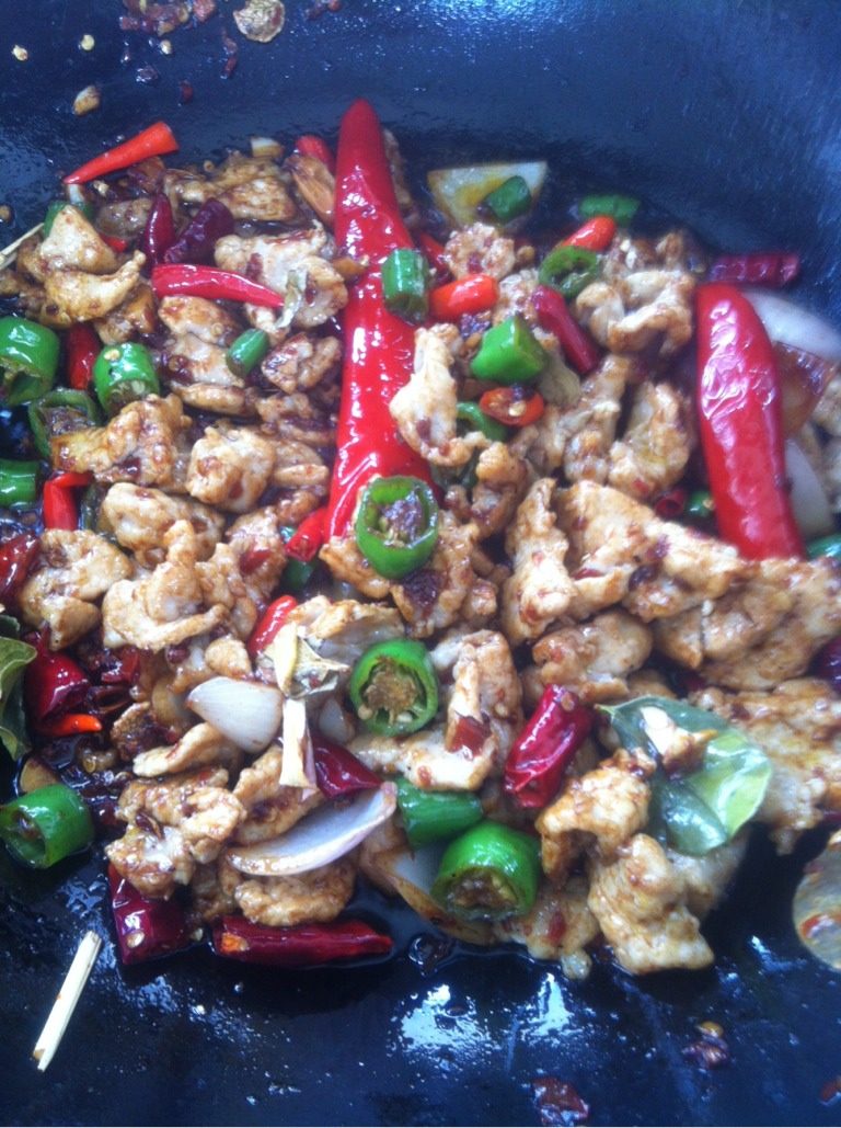 自创泰式风味水煮肉片,如图中火放入花椒，辣椒酱先炒两三下，在倒入备用的姜，蒜，洋葱，干辣椒，尖椒，小米辣，泡红椒，干柠檬叶（4-5片）干香芋（4-5片）<a style='color:red;display:inline-block;' href='/shicai/ 695'>八角</a>两粒，爆炒，炒香后再倒入刚刚炒好的肉，这是倒入少许的<a style='color:red;display:inline-block;' href='/shicai/ 762'>老抽</a>。