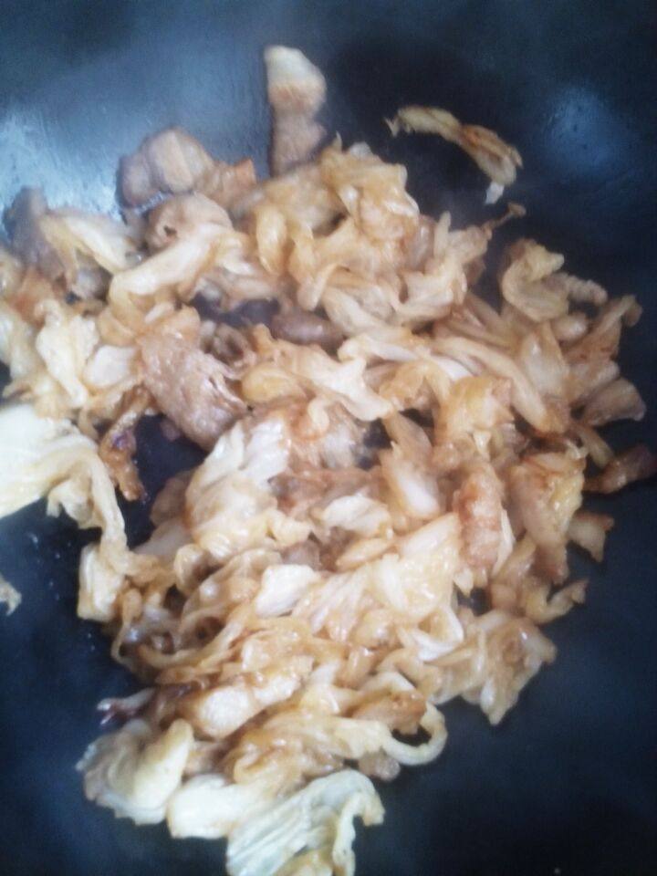 五花肉炒白菜,锅中加入油， 油热后五花肉炒变色后加入白菜炒几下，加入<a style='color:red;display:inline-block;' href='/shicai/ 25'>胡萝卜</a>，盐<a style='color:red;display:inline-block;' href='/shicai/ 12043'>花椒粉</a>，姜粉，翻炒。