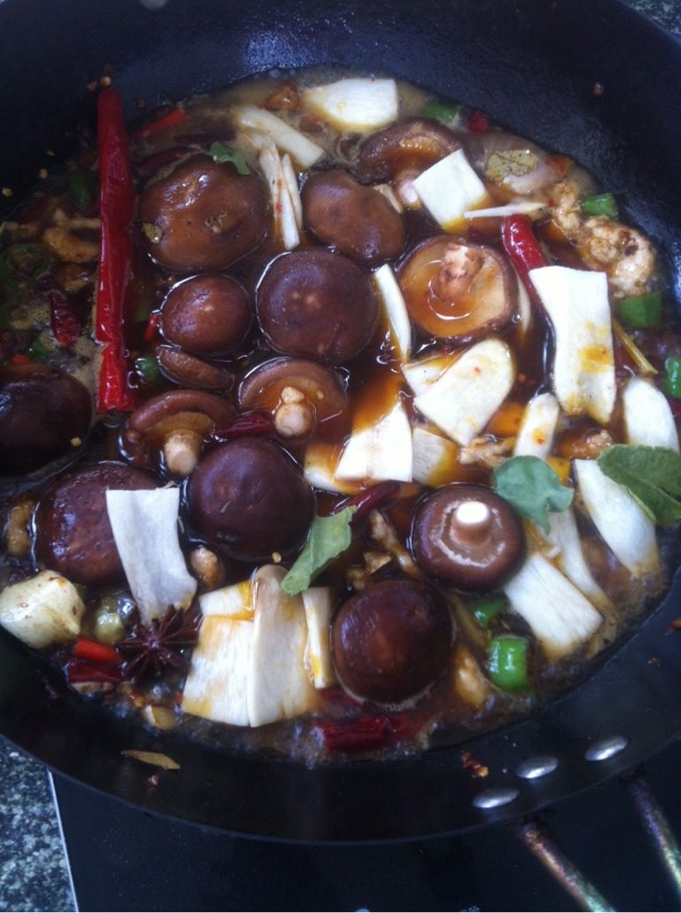 自创泰式风味水煮肉片,如图然后加水，放入洗好的<a style='color:red;display:inline-block;' href='/shicai/ 230'>香菇</a>，（根据个人喜好，也可以加其他菜哟）。