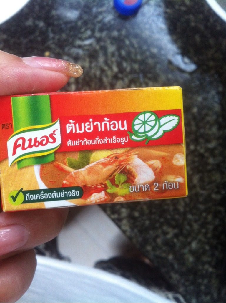 自创泰式风味水煮肉片,如图等水翻滚时放入冬阴功调料，然后盖上锅盖煮15-20分钟，中途要翻炒。