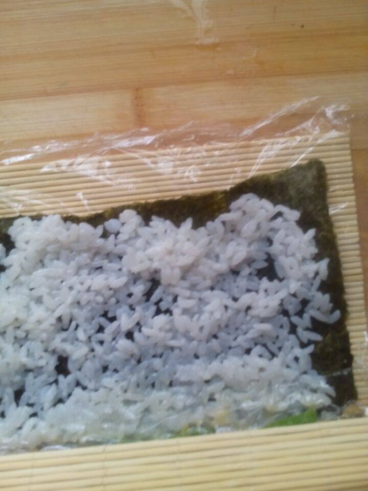 紫菜包饭,从一侧开始卷起,要卷紧。