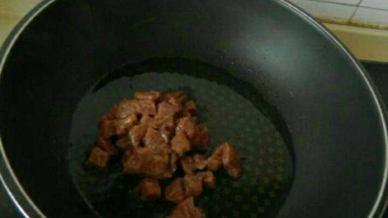 香橙牛肉粒,炒锅倒油爆香葱花，放牛肉粒滑炒变色盛出。