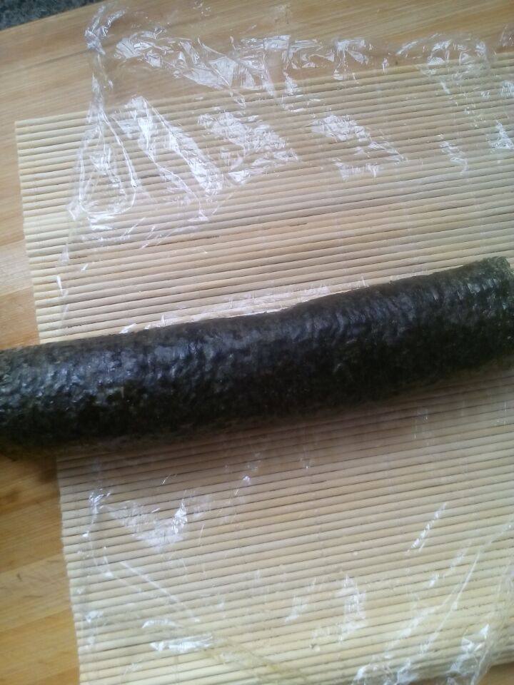 紫菜包饭,卷好的,如图。