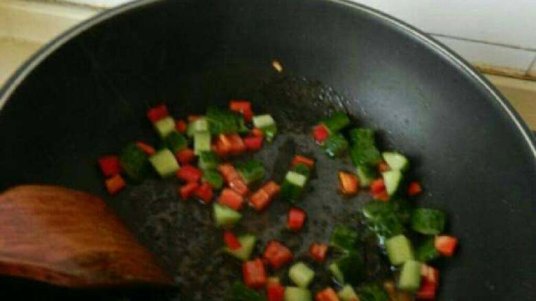 香橙牛肉粒,底油放入黄瓜，红椒粒加盐 糖翻炒。