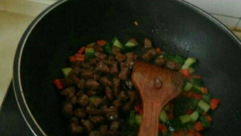 香橙牛肉粒,再倒入牛肉粒。