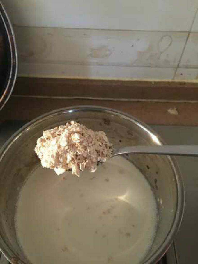 牛奶燕麦片,牛奶周围泛起小泡泡加入纯的<a style='color:red;display:inline-block;' href='/shicai/ 501'>燕麦片</a>