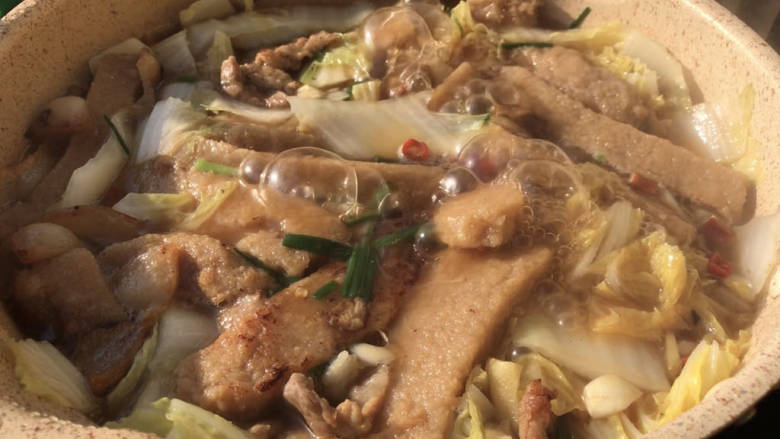 白菜炖豆渣,沸腾后,继续咕噜咕噜10分钟