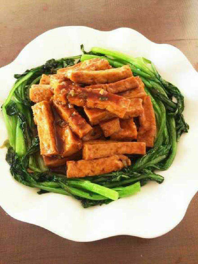 虎皮豆腐,烧好的豆腐放在菜心中间就好了。