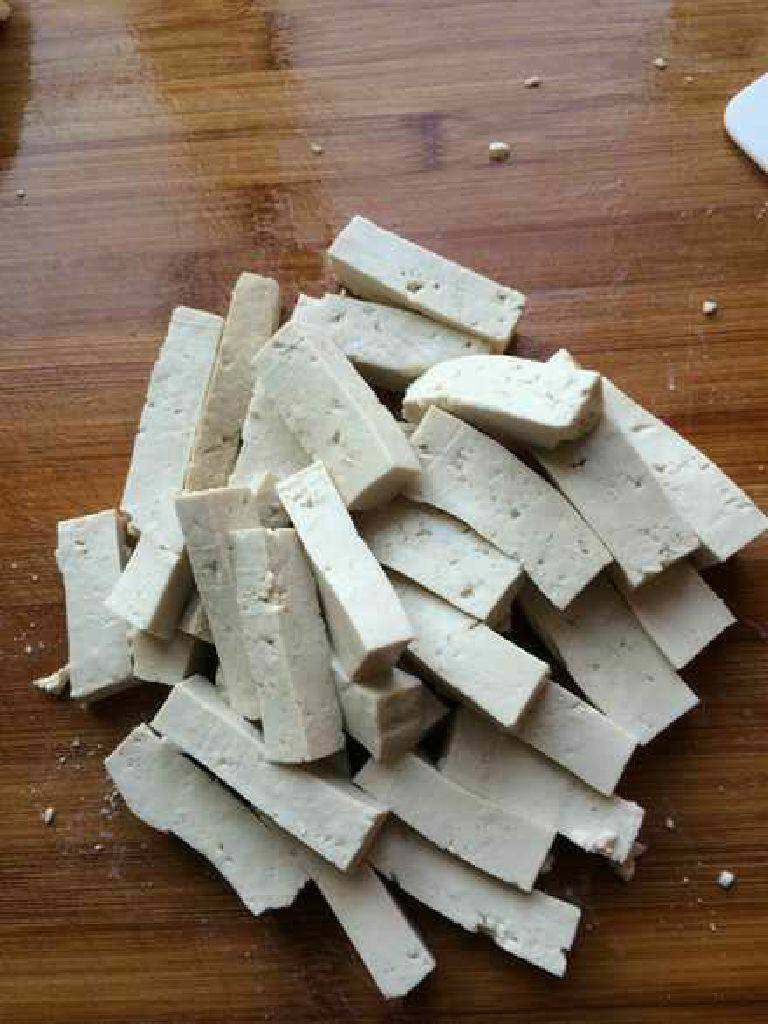 虎皮豆腐,豆腐切成长条。