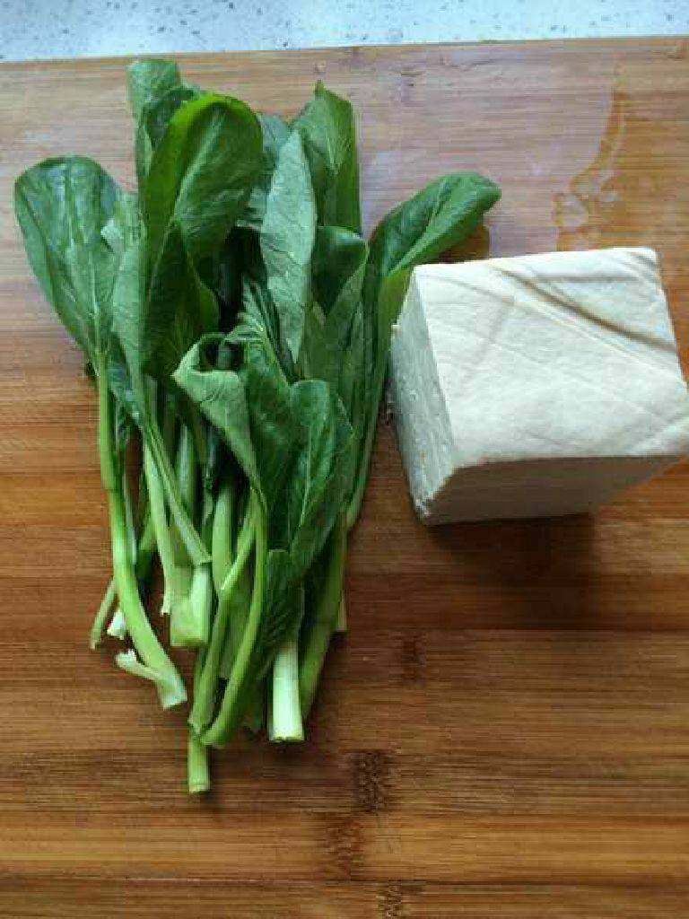 虎皮豆腐,
<a style='color:red;display:inline-block;' href='/shicai/ 5222'>卤水豆腐</a>就是老豆腐一块儿,菜心一把(油菜也可以)洗干净备用。