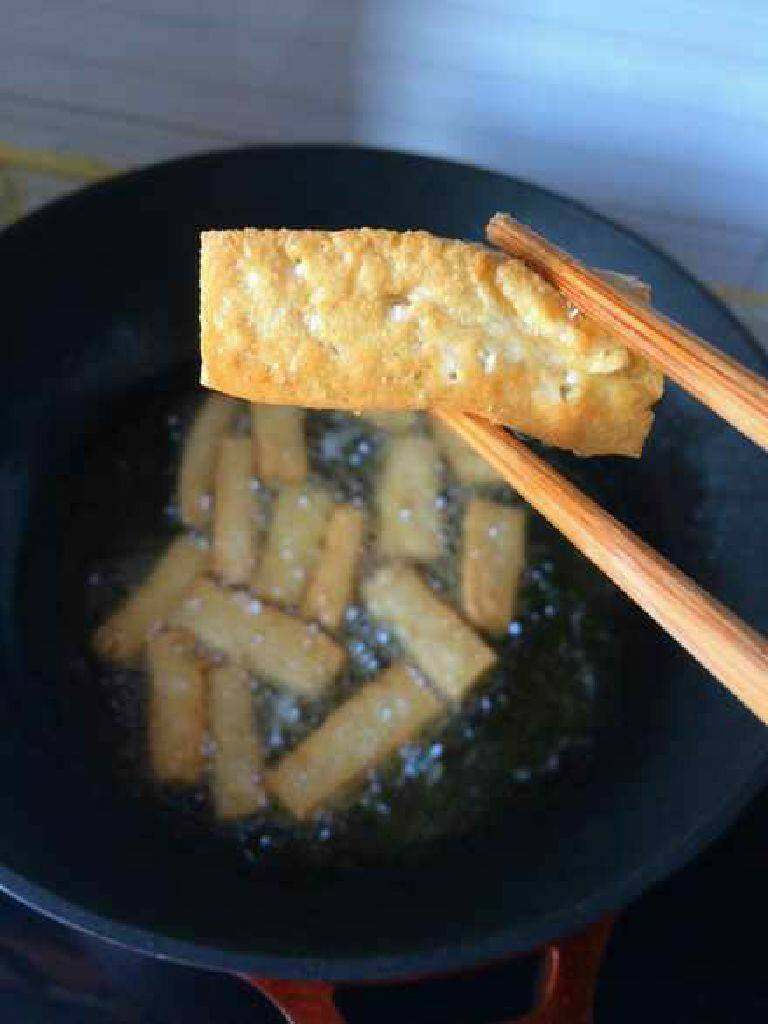 虎皮豆腐,锅里放适量多的油烧热,豆腐下锅炸。炸到有脆皮,颜色金黄色(我用的是<a style='color:red;display:inline-block;' href='/shicai/ 849'>花生油</a>炸东西很上色)。