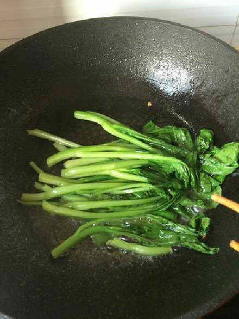 虎皮豆腐,炸完豆腐锅底少留一点儿油,把菜心放进去加一点点盐,用热油烫熟夹出围在在盘子边上。