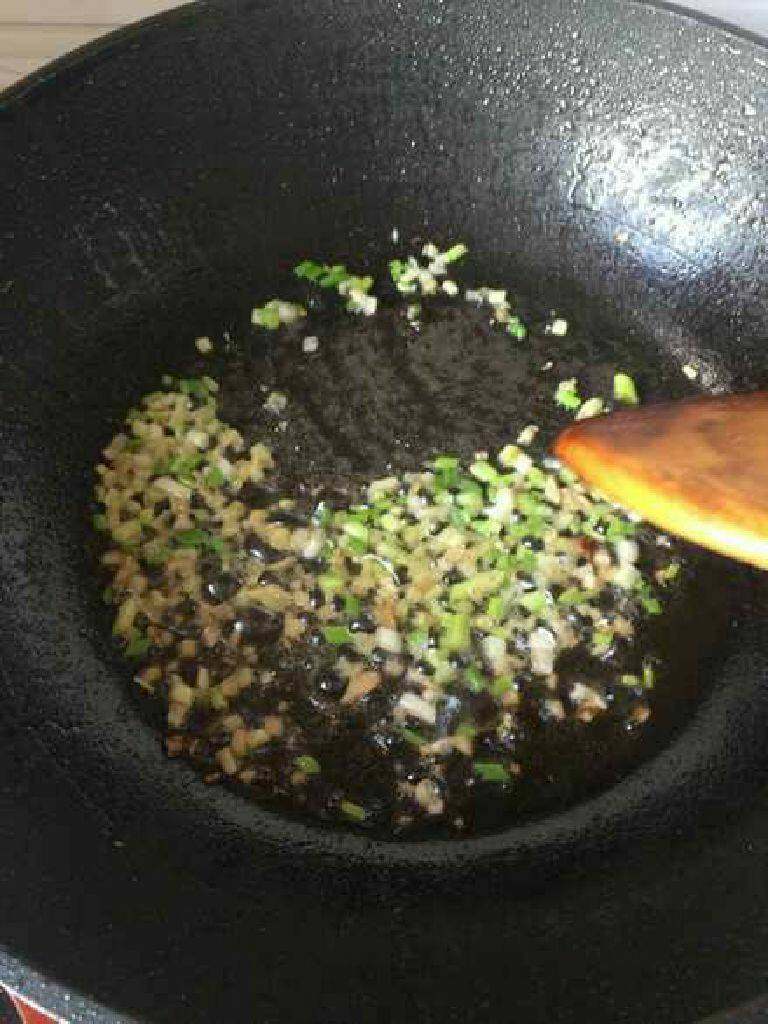 虎皮豆腐,锅里如果还有余油就不用再放油了,下葱姜炒香。