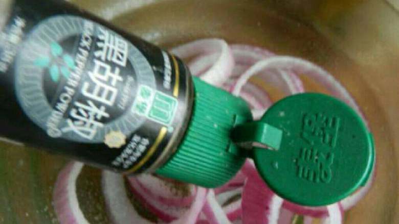 法式洋葱圈,洋葱洗净切洋葱圈，加盐 <a style='color:red;display:inline-block;' href='/shicai/ 134340'>黑胡椒粉</a>腌拌2分钟。