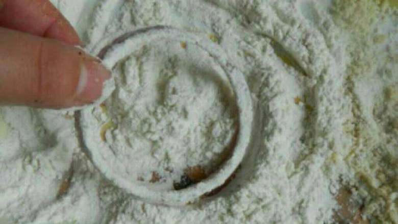 法式洋葱圈,洋葱圈沾裹<a style='color:red;display:inline-block;' href='/shicai/ 519'>面粉</a>。