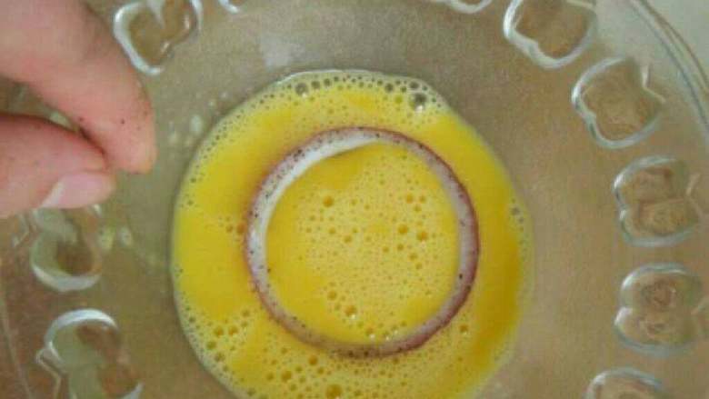 法式洋葱圈,再沾裹<a style='color:red;display:inline-block;' href='/shicai/ 9'>鸡蛋</a>液。