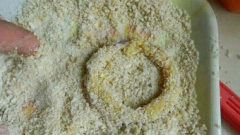 法式洋葱圈,最后再沾裹<a style='color:red;display:inline-block;' href='/shicai/ 588'>面包糠</a>。