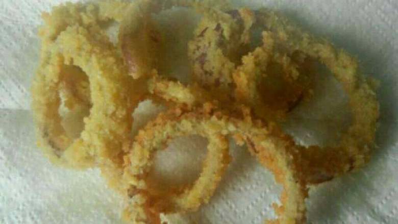 法式洋葱圈,用吸油纸吸出油分，然后随番茄酱上桌即可！