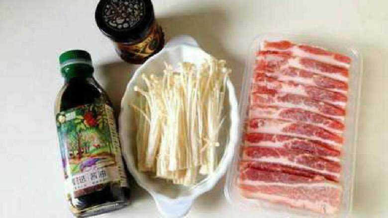 五花肉金针菇,

 准备好这道菜所需材料。