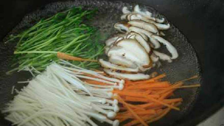 石锅拌饭,
准备好所有的食材,都切成条状,锅内烧开水,把食材都放进去汆烫1分钟,捞起。