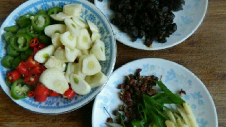 自制(干锅包菜),青红辣椒和蒜切片，<a style='color:red;display:inline-block;' href='/shicai/ 3250'>葱</a>和<a style='color:red;display:inline-block;' href='/shicai/ 37'>姜</a>切丝，<a style='color:red;display:inline-block;' href='/shicai/ 694'>豆豉</a>适当切细；