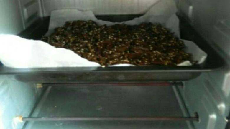 秘制手撕牛肉干,把牛肉干放入烤盘,烤箱预热200度放入烤盘,烤至15分钟!中间翻面一次。