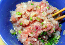 酿苦瓜,<a style='color:red;display:inline-block;' href='/shicai/ 287'>虾仁</a>去掉泥肠清洗干净后切成细丁，最好不要成浆状，周太喜欢口感中有虾肉的弹性。将肉末和<a style='color:red;display:inline-block;' href='/shicai/ 287'>虾仁</a>细丁混合（用量完全按个人喜欢，也可以用纯猪肉），加入适量<a style='color:red;display:inline-block;' href='/shicai/ 720'>胡椒粉</a>、淀粉、<a style='color:red;display:inline-block;' href='/shicai/ 718'>料酒</a>、葱姜、盐等搅拌均匀