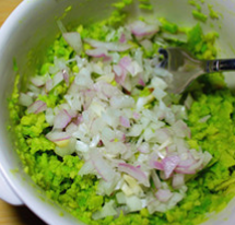 鳄梨酱,Avocado鳄梨（最好成熟度高一点）、洋葱（最好是白洋葱）、新鲜柠檬汁 、盐、黑胡椒或其他调味料