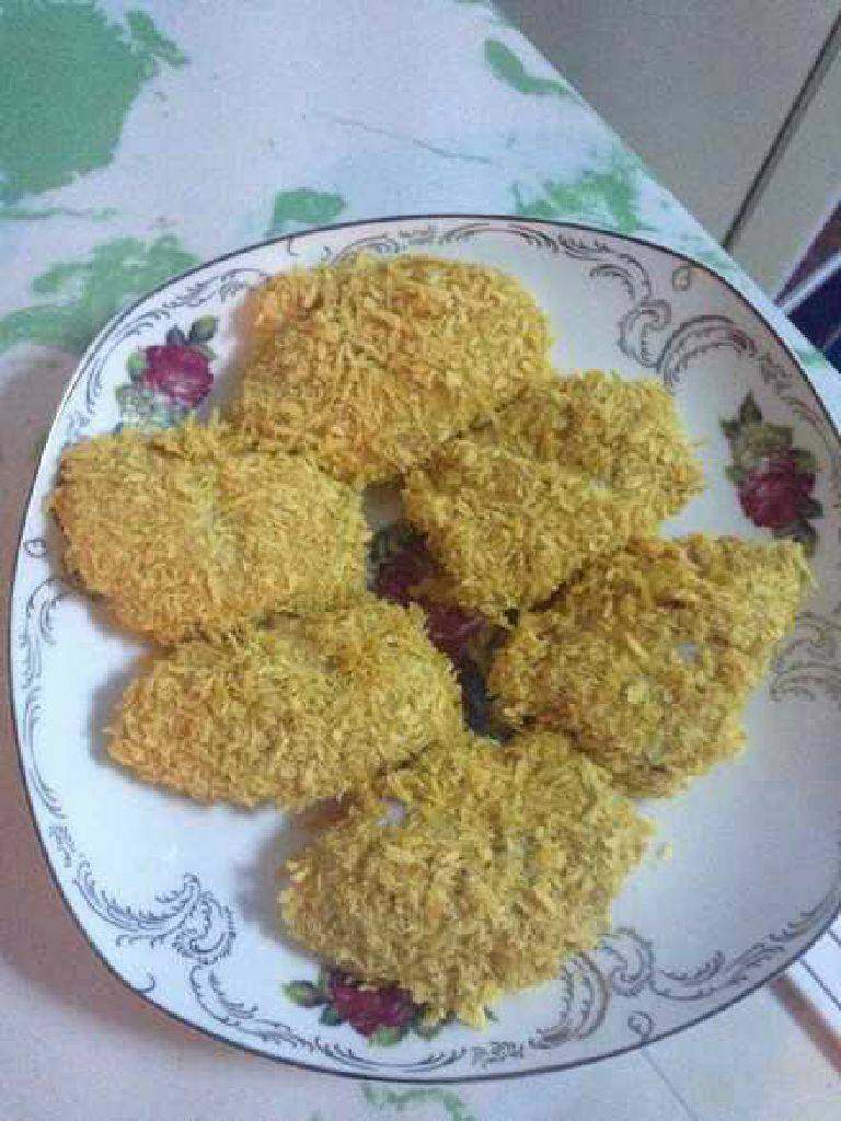 香辣鸡翅,滚完<a style='color:red;display:inline-block;' href='/shicai/ 588'>面包糠</a>的鸡翅，马上要下锅了哦。