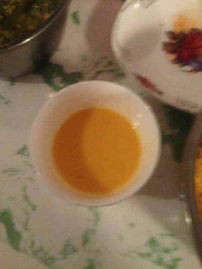 香辣鸡翅,滚完面粉的鸡翅在沾上蛋液，也要沾均匀哦。