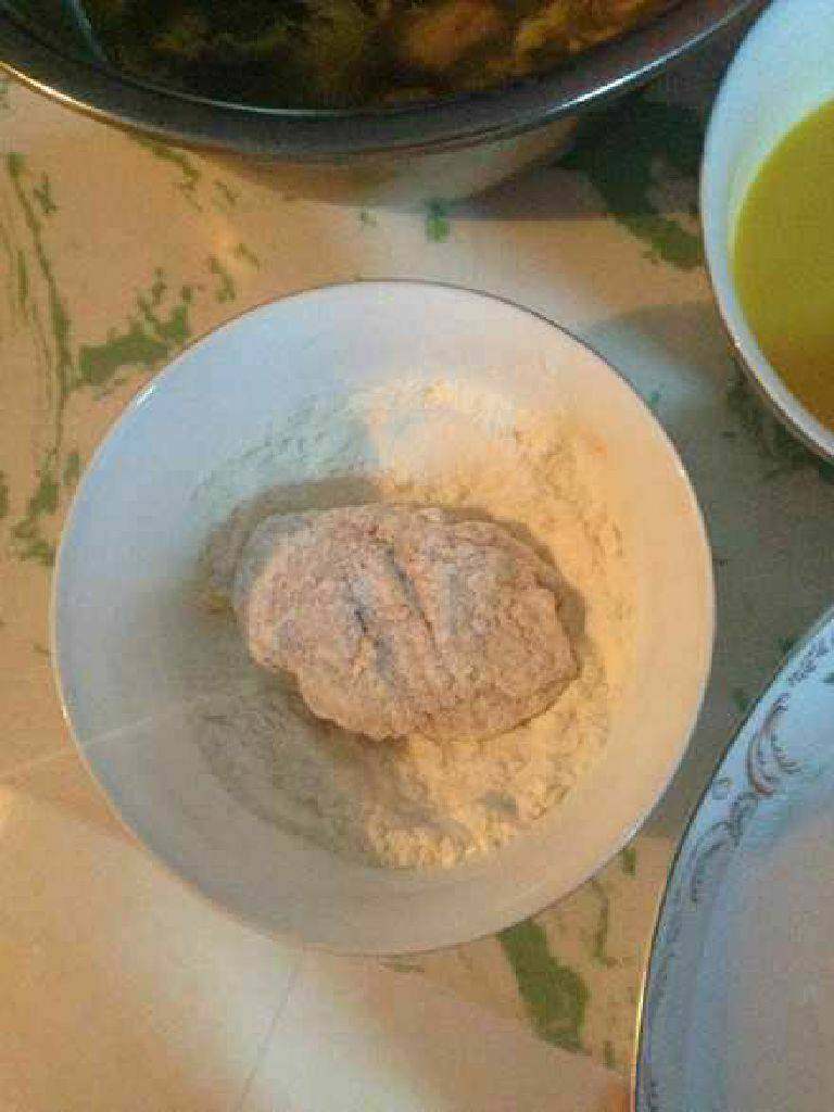 香辣鸡翅,腌好的鸡翅滚上<a style='color:red;display:inline-block;' href='/shicai/ 519'>面粉</a>，滚的均匀一点。