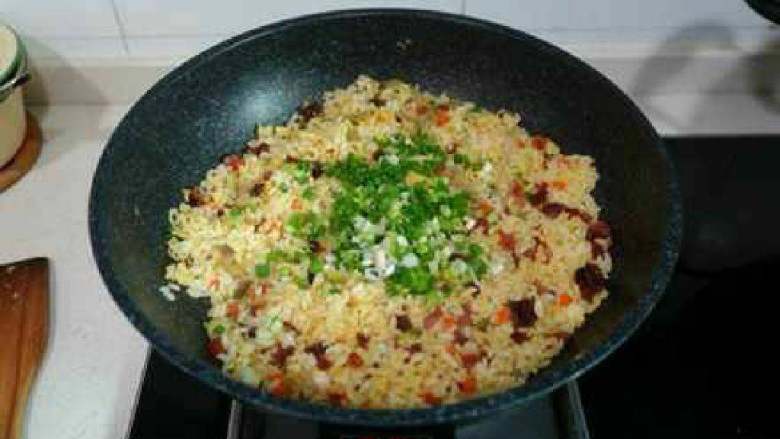 家常小炒饭,随后再加<a style='color:red;display:inline-block;' href='/shicai/ 722'>榨菜</a>、<a style='color:red;display:inline-block;' href='/shicai/ 670'>松子</a>，大概炒两分钟。撒葱花、翻炒片刻，起锅装盘。
