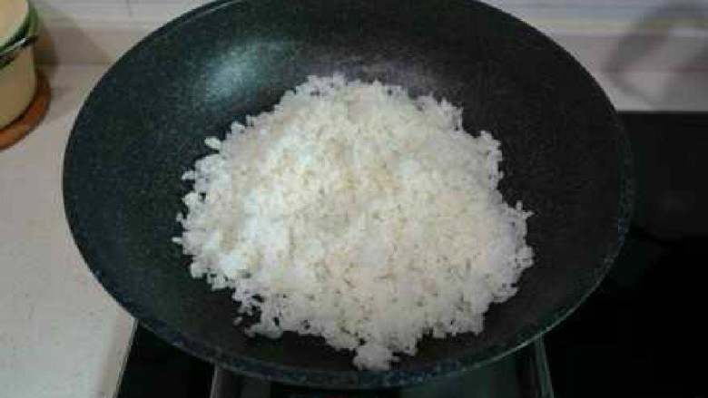 家常小炒饭,锅里烧油，油温八成热时下米饭翻炒。做这道炒饭可以持续保持大火。