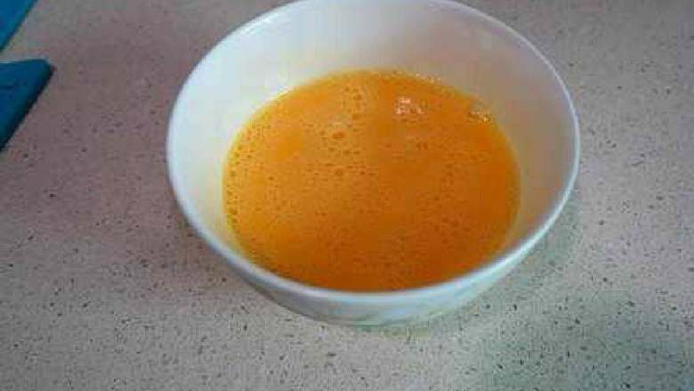 家常小炒饭, 炒饭用的剩饭，<a style='color:red;display:inline-block;' href='/shicai/ 9'>鸡蛋</a>两个，打散备用。