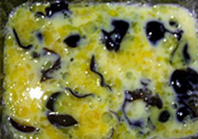 杂菜茹素汤,将鸭蛋打碎在容器中（长方形为佳），不要大力搅拌让太多空气进入，否则蛋块中的气孔太多会直接影响口感的细腻度。