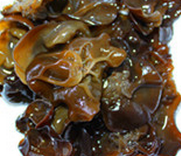 杂菜茹素汤,加盐（周太喜欢放点鱼露，可去腥味道也更鲜美）、胡椒粉、少许植物油、少于蛋液十分之一的清水，搅拌均匀，将<a style='color:red;display:inline-block;' href='/shicai/ 136'>黑木耳</a>一片片铺进去，记住需要整片的木耳，这样切块后才有好看的大理石花纹出来。