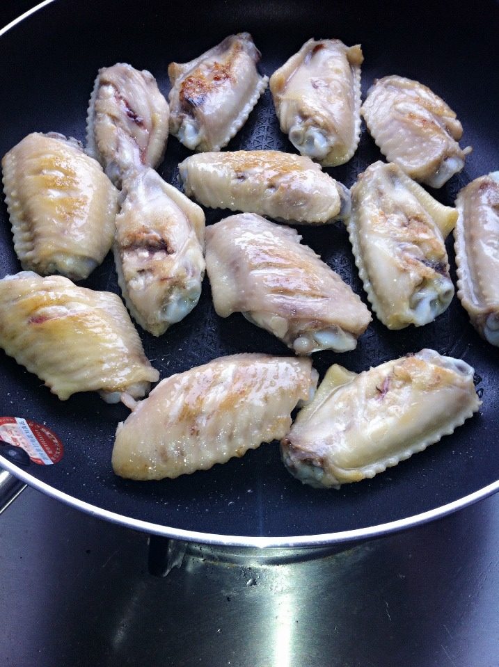 红焖鸡翅,把鸡翅划刀后用水多泡会去血水，用洋葱大葱生姜料酒腌制会，再放平锅两面煎黄，不用放油
