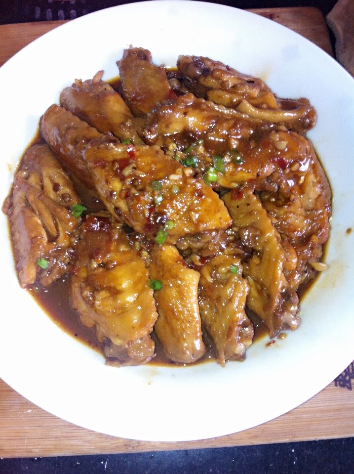 红焖鸡翅,倒油烧热，把豆瓣酱放一勺煸炒下，再把鸡翅放里面，重新放生姜，喜欢辣就放尖椒花椒，翻炒后放点水，放糖和生抽少许，<a style='color:red;display:inline-block;' href='/shicai/ 133030'>八角桂皮</a>蒜子，也可加点盐，白胡椒粉，水近干大火收汁，起锅
