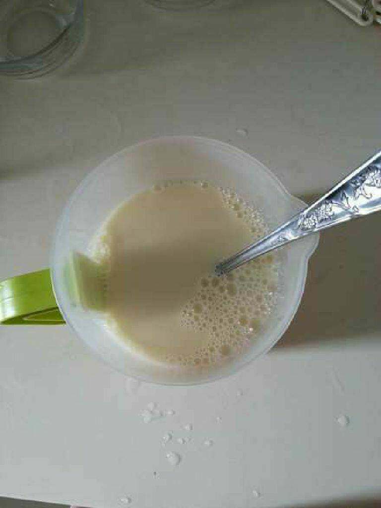 家庭版老豆腐, 豆浆在80-90度之间的温度时，加入内酯水，然后将豆浆放在温暖的地方静置15-20分钟后，凝固好就可以吃了。