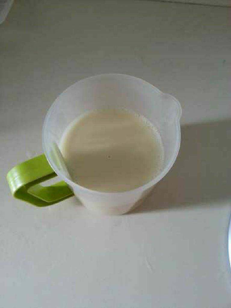 家庭版老豆腐,打好的豆浆过滤掉豆浆渣。