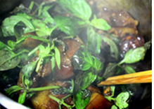 可乐排骨,大火收汁,把<a style='color:red;display:inline-block;' href='/shicai/ 3001'>罗勒</a>放进去快速翻炒后即可出锅