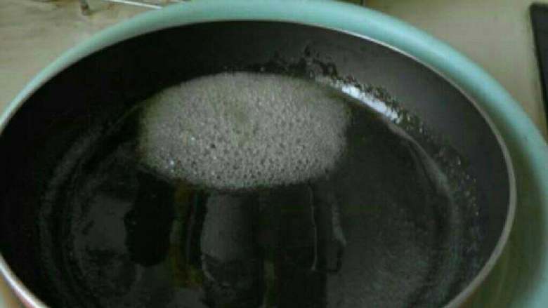 话梅棒棒糖,熄火,锅用冷水浸泡约1分钟降温。