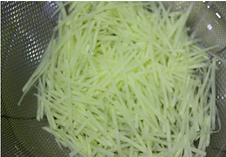 芝士土豆蒸鸡蛋,<a style='color:red;display:inline-block;' href='/shicai/ 23'>土豆</a>去皮擦丝浸泡在清水中漂洗干净，并始终浸在清水中，为防止变色