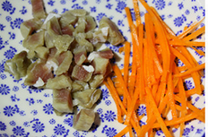 芝士土豆蒸鸡蛋,<a style='color:red;display:inline-block;' href='/shicai/ 25'>胡萝卜</a>去皮切丝备用。熏肉或咸肉清洗后切成丁或丝备用