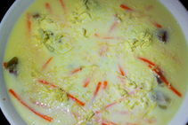 芝士土豆蒸鸡蛋,<a style='color:red;display:inline-block;' href='/shicai/ 9'>鸡蛋</a>打散，加入<a style='color:red;display:inline-block;' href='/shicai/ 219'>牛奶</a>（3个<a style='color:red;display:inline-block;' href='/shicai/ 9'>鸡蛋</a>加3大勺），<a style='color:red;display:inline-block;' href='/shicai/ 935'>芝士</a>、熏肉、胡萝卜丝、土豆丝、盐、胡椒粉，混合均匀
