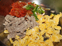 韩式蛋炒饭,<a style='color:red;display:inline-block;' href='/shicai/ 4613'>肉丝</a>用淀粉、料酒等腌制10分钟后入油锅内炒熟备用,也可以用火腿、牛肉等,当然也可以不放肉类